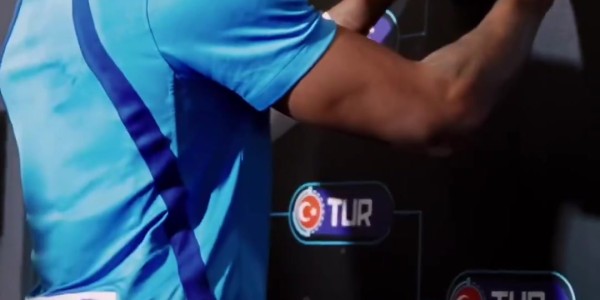 九游娱乐下载-字母哥赛后拍打希腊队晋级标识 以标志性动作为团队注入斗志